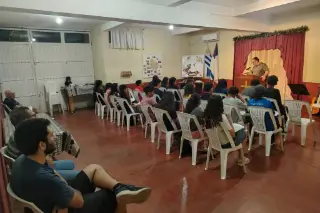 Los jóvenes sentados escuchan la enseñanza del pastor.